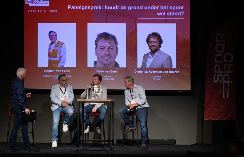 Panelgesprek tijdens SpoorPro Congres 2026 met Diederick Reijersen van Buuren van ProSoil, René van Eerd en Stephan van Eeten over de stabiliteit van de grond onder het spoor.